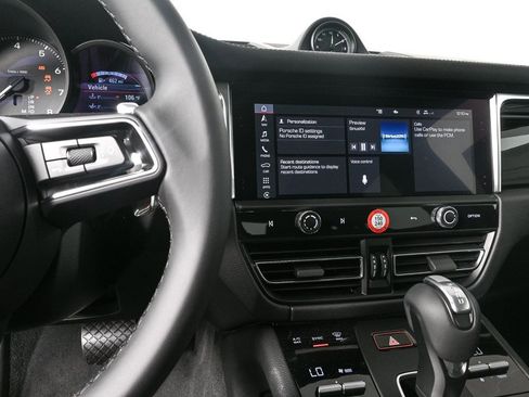 Certified 2025 Porsche Macan image 11