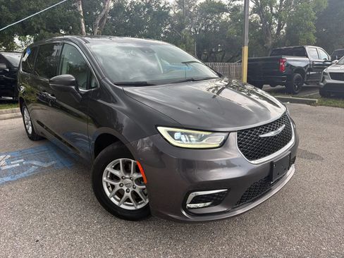 Used 2023 Chrysler Pacifica Touring-L FWD image 6