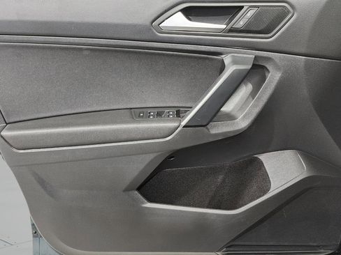 Used 2019 Volkswagen Tiguan SE w/ Panoramic Sunroof Package image 18