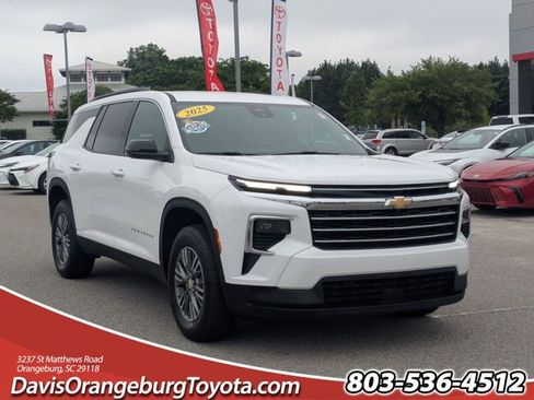 Used 2025 Chevrolet Traverse LT FWD image 1