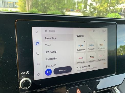 Used 2023 Toyota Venza LE image 24