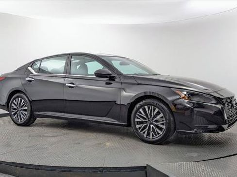 Used 2025 Nissan Altima 2.5 SV FWD image 11