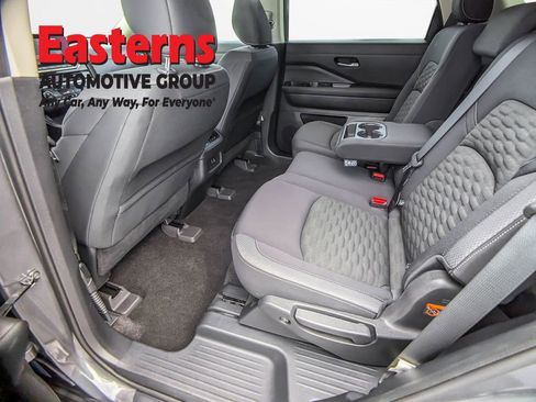 Used 2022 Nissan Pathfinder SV AWD/4WD image 19