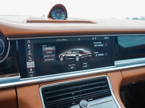 Used 2018 Porsche Panamera 4S image 16