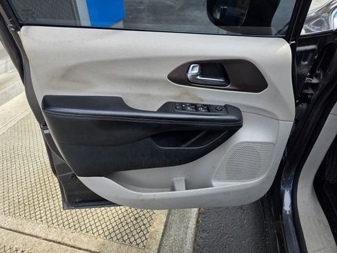 Used 2020 Chrysler Voyager LX image 10