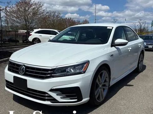 Used 2018 Volkswagen Passat 2.0T R-Line w/ R-Line Lighting Package FWD image 1