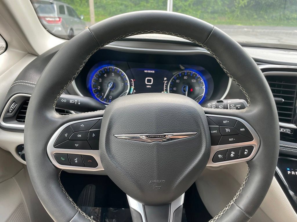 Used 2023 Chrysler Pacifica Touring-L AWD/4WD image 16