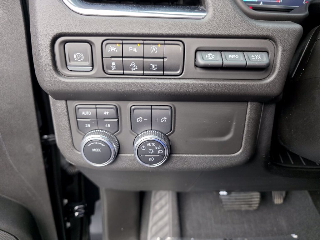 Used 2023 GMC Yukon AT4 w/ Technology Package AWD/4WD image 26