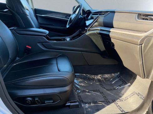 Used 2023 Jeep Grand Cherokee Limited image 20