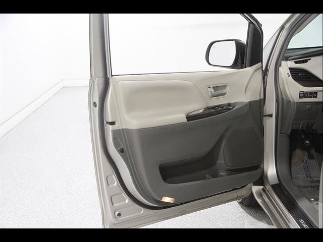 Used 2017 Toyota Sienna XLE Premium AWD/4WD image 4