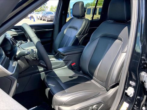 Certified 2024 Jeep Grand Cherokee Limited w/ Black Appearance Package AWD/4WD image 8