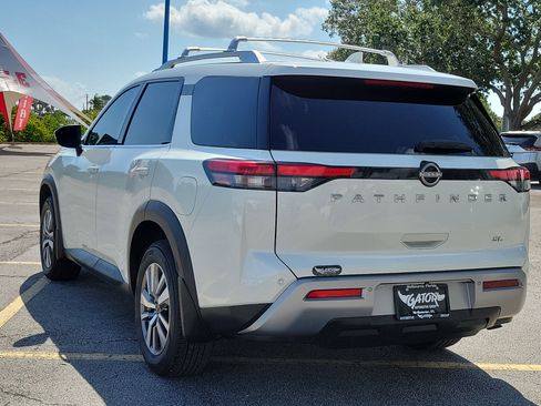 Used 2022 Nissan Pathfinder SL FWD image 4