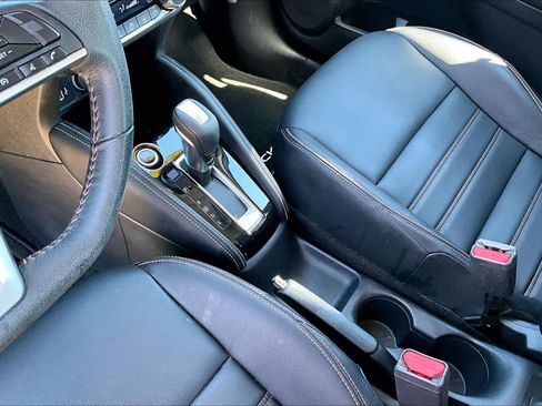 Used 2019 Nissan Kicks SR w/ SR Premium Package FWD image 14