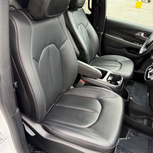 Used 2025 Chrysler Pacifica Select FWD image 49