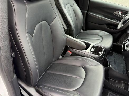 Used 2025 Chrysler Pacifica Select image 49