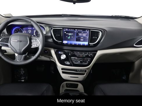 Used 2024 Chrysler Pacifica Touring-L image 13