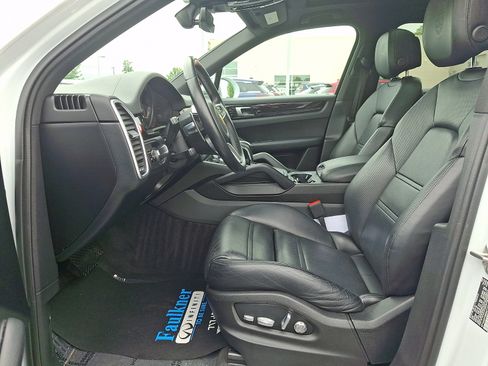 Used 2021 Porsche Cayenne AWD/4WD image 14