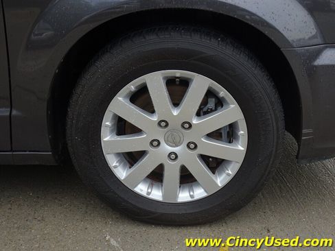 Used 2016 Chrysler Town & Country Touring FWD image 35