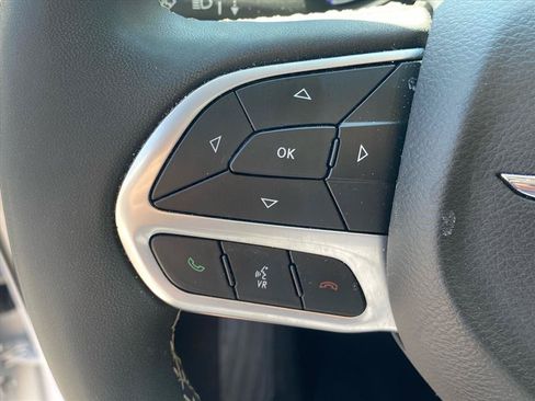 Used 2024 Chrysler Pacifica Touring-L FWD image 17