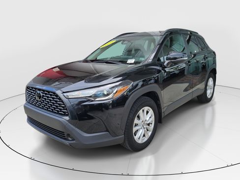 Used 2023 Toyota Corolla Cross LE w/ Moonroof Package FWD image 3