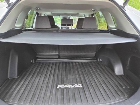 Used 2020 Toyota RAV4 XLE w/ Convenience Package AWD/4WD image 18