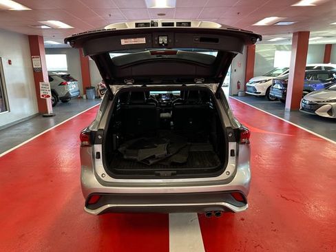Used 2022 Toyota Highlander XSE AWD/4WD image 25