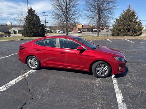 Used 2019 Hyundai Elantra SEL image 2
