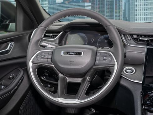 Used 2025 Jeep Grand Cherokee Laredo w/ Luxury Tech Group I RWD image 22