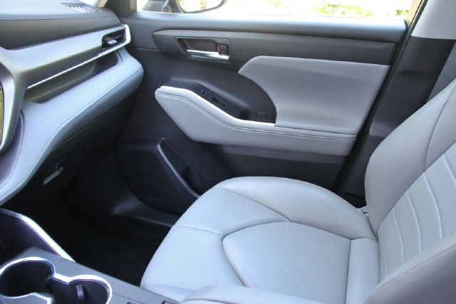 Used 2022 Toyota Highlander XLE AWD/4WD image 32