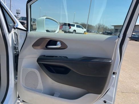 Used 2018 Chrysler Pacifica Touring-L Plus FWD image 17