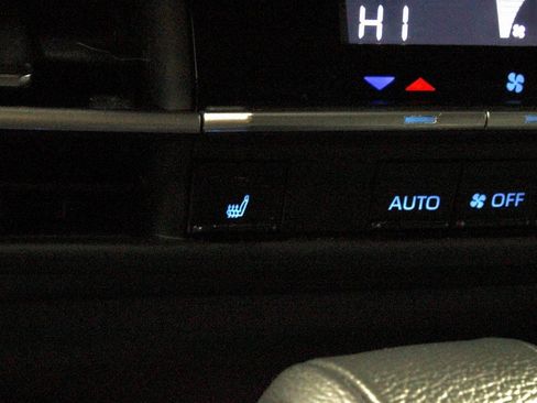 Used 2022 Toyota Sienna XSE image 35