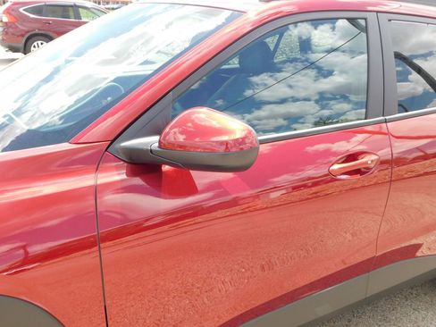Used 2025 Chevrolet Trax LT w/ LT Convenience Package FWD image 11