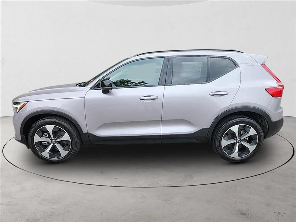 Certified 2026 Volvo XC40 B5 Plus AWD/4WD image 2