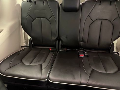 Used 2024 Chrysler Pacifica Limited image 27