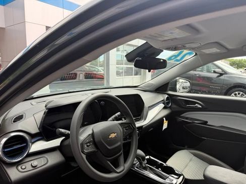 Used 2026 Chevrolet Trax LT FWD image 7