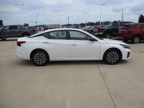 Used 2025 Nissan Altima 2.5 SV FWD image 7