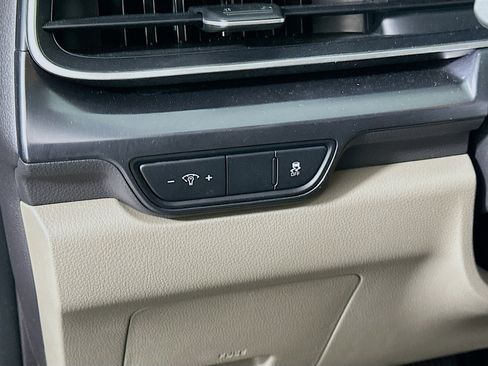 Used 2025 Kia Carnival FWD image 17