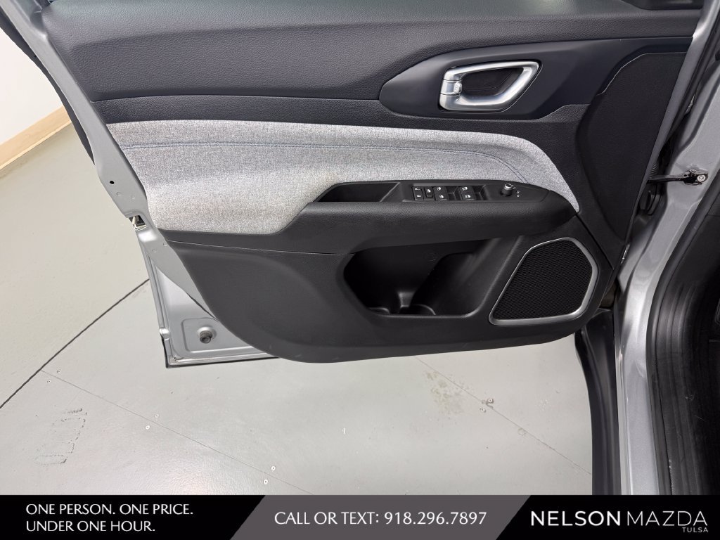 Used 2022 Jeep Compass Latitude AWD/4WD image 19