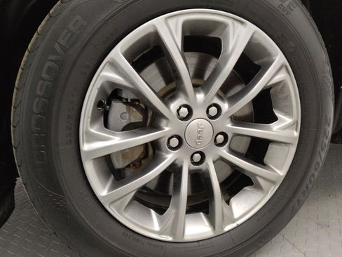 Used 2020 Jeep Cherokee Latitude Plus w/ Comfort/Convenience Group image 31