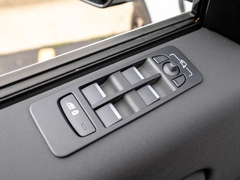 Used 2025 Land Rover Discovery Sport S image 18