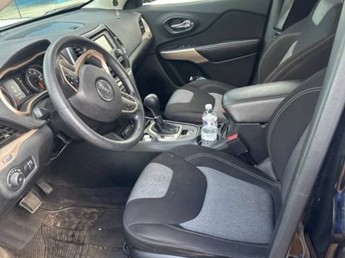 Used 2018 Jeep Cherokee Latitude FWD image 5