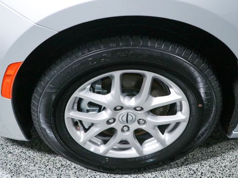 Used 2024 Chrysler Pacifica Touring-L FWD image 11