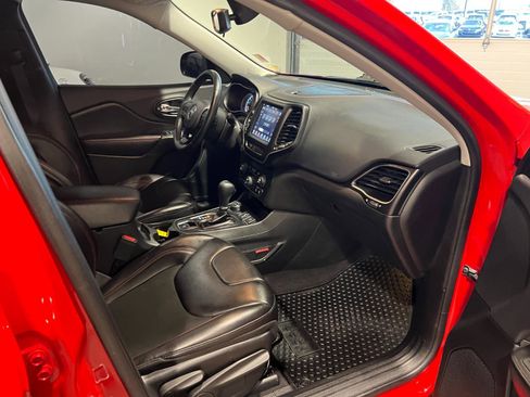 Used 2019 Jeep Cherokee Trailhawk w/ Cold Weather Group image 36