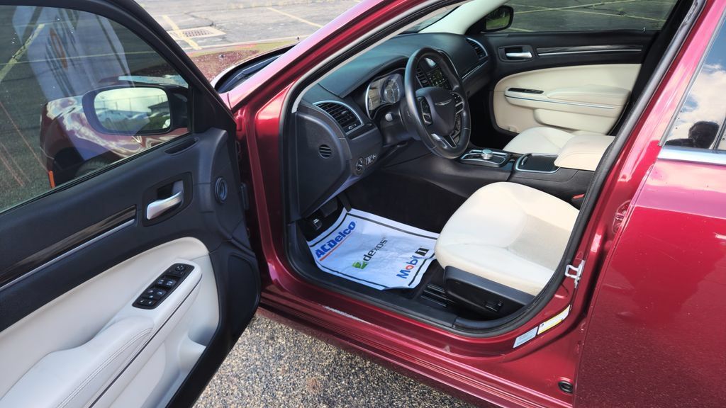 Used 2018 Chrysler 300 Touring RWD image 18