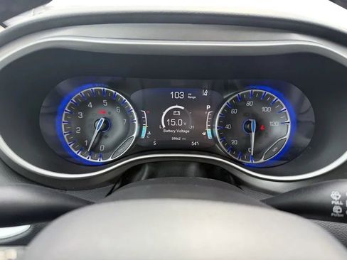 Used 2024 Chrysler Pacifica Touring-L image 18