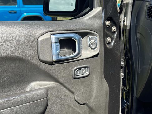 Used 2022 Jeep Gladiator Rubicon w/ LED Lighting Group AWD/4WD image 19