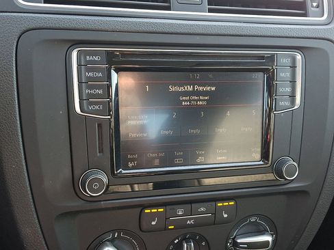 Used 2017 Volkswagen Jetta SE image 17