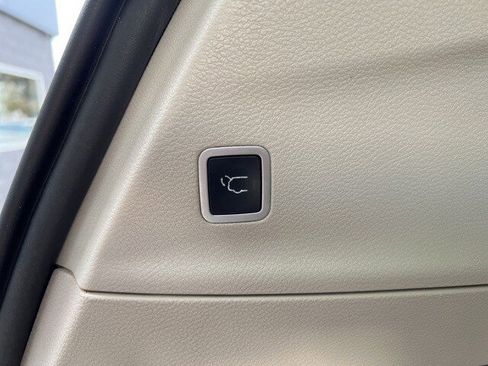 Certified 2018 Chrysler Pacifica Touring-L image 11