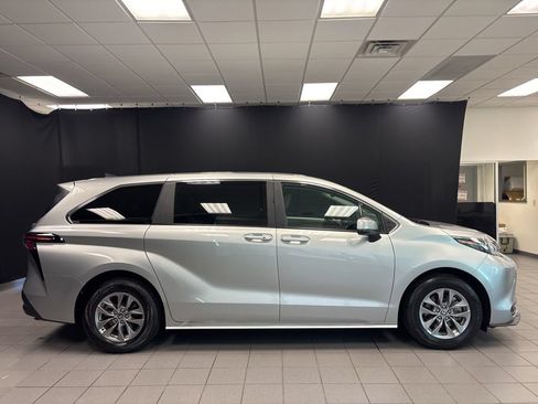 Used 2024 Toyota Sienna LE FWD image 2