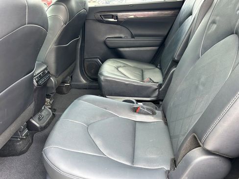 Used 2024 Toyota Highlander Platinum image 17